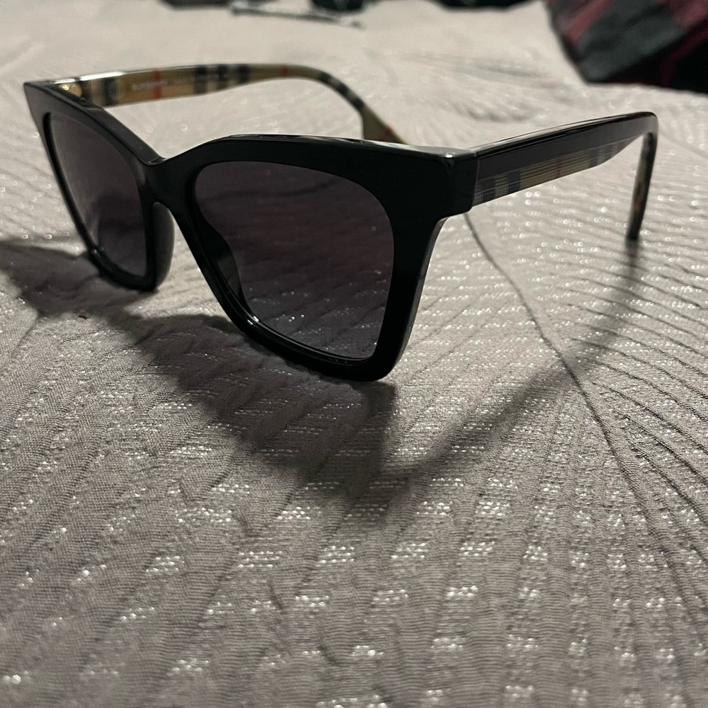 Burberry be4346 Sunglasses - Picture 4 of 4
